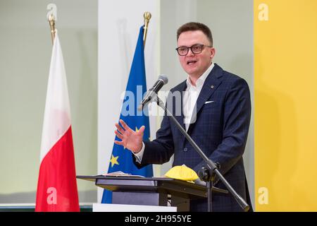 Warschau, Polen. 04th Dez 2021. Szymon Holownia, Vorsitzender der Polnischen Partei 2050, spricht während des Forums mit dem Titel "Plan for the Economy".In Warschau Fand Ein Forum der Bewegung und der politischen Partei Polen 2050 (Polska 2050, mit dem Titel "Plan for the Economy" (Plan dla Gospodarki) statt. Szymon Holownia, Präsident der Polnischen Republik 2050, stellte den Plan der Partei vor, die polnische Wirtschaft wieder aufzubauen. Kredit: SOPA Images Limited/Alamy Live Nachrichten Stockfoto