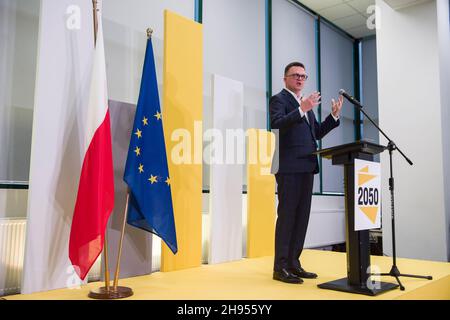 Warschau, Polen. 04th Dez 2021. Szymon Holownia, Vorsitzender der Polnischen Partei 2050, spricht während des Forums mit dem Titel "Plan for the Economy".In Warschau Fand Ein Forum der Bewegung und der politischen Partei Polen 2050 (Polska 2050, mit dem Titel "Plan for the Economy" (Plan dla Gospodarki) statt. Szymon Holownia, Präsident der Polnischen Republik 2050, stellte den Plan der Partei vor, die polnische Wirtschaft wieder aufzubauen. Kredit: SOPA Images Limited/Alamy Live Nachrichten Stockfoto