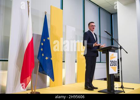 Warschau, Polen. 04th Dez 2021. Szymon Holownia, Vorsitzender der Polnischen Partei 2050, spricht während des Forums mit dem Titel "Plan for the Economy".In Warschau Fand Ein Forum der Bewegung und der politischen Partei Polen 2050 (Polska 2050, mit dem Titel "Plan for the Economy" (Plan dla Gospodarki) statt. Szymon Holownia, Präsident der Polnischen Republik 2050, stellte den Plan der Partei vor, die polnische Wirtschaft wieder aufzubauen. Kredit: SOPA Images Limited/Alamy Live Nachrichten Stockfoto