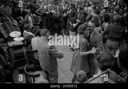 Warszawa, 1947-07-22. 22 lipca - Œwiêto Odrodzenia Polski. Zabawa ludowa przed hotelem Polonia w Alejach Jerozolimskich. NZ. tañcz¹ce pary i przygrywaj¹cy im zespó³ muzyczny. bk/pp PAP/Stanis³aw D¹browiecki Warschau, 22. Juli 1947. Jahrestag Der Rückgabe Polens. Ein Festival im Polonia Hotel an der Jerozolimskie Avenue. Im Bild: Die tanzenden Paare, begleitet von einer Musikband. bk/pp PAP Stockfoto