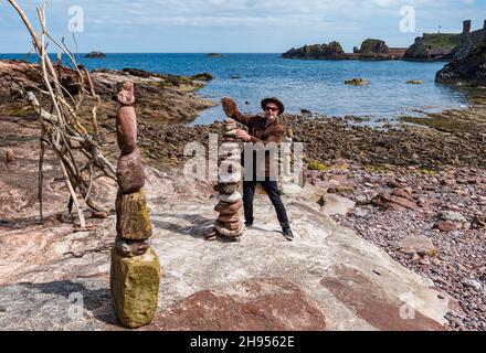 James Craig Page, Stone Stacker und Organisator der European Stone Stacking Championship, kreiert Steinskulpturen, Dunbar, East Lothian, Schottland, Großbritannien Stockfoto