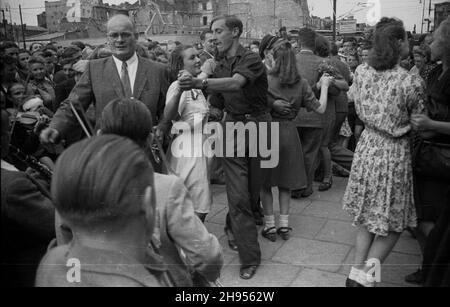 Warszawa, 1947-07-22. 22 lipca - Œwiêto Odrodzenia Polski. Zabawa ludowa przed hotelem Polonia w Alejach Jerozolimskich. NZ. tañcz¹ce pary i przygrywaj¹cy im zespó³ muzyczny. bk/pp PAP/Stanis³aw D¹browiecki Warschau, 22. Juli 1947. Jahrestag Der Rückgabe Polens. Ein Festival im Polonia Hotel an der Jerozolimskie Avenue. Im Bild: Die tanzenden Paare, begleitet von einer Musikband. bk/pp PAP Stockfoto