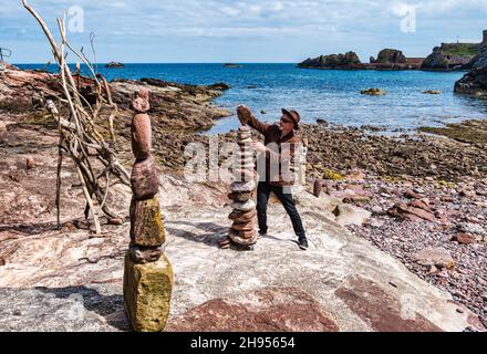 James Craig Page, Stone Stacker und Organisator der European Stone Stacking Championship, kreiert Steinskulpturen, Dunbar, East Lothian, Schottland, Großbritannien Stockfoto