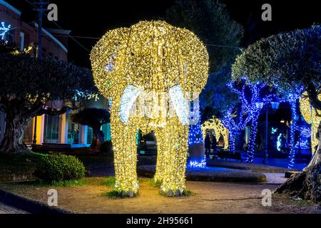 Weihnachtslichter in Gaeta, Märchen vom Licht 2019, Gaeta, Latium, Italien. Darstellung eines Elefanten. Stockfoto