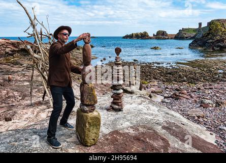 James Craig Page, Stone Stacker und Organisator der European Stone Stacking Championship, kreiert Steinskulpturen, Dunbar, East Lothian, Schottland, Großbritannien Stockfoto