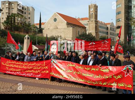 Anhänger der Demokratischen Front zur Befreiung Palästinas (DFLP) demonstrieren am 3. Dezember 2021 vor dem Gebäude der Wirtschafts- und Sozialkommission der Vereinten Nationen für Westasien in Beirut, Libanon. (Foto von Elisa Gestri/Sipa USA) Stockfoto