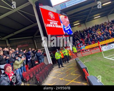 Walsall, Großbritannien. 21st Nov, 2021. Fans erinnern sich an Arthur wie auf allen Anlagen heute bei der 6-Minuten-Marke beim zweiten Runde-Spiel des FA Cup zwischen Walsall und Swindon Town am 4. Dezember 2021 im Banks's Stadium, Walsall, England. Foto von Karl Newton/Prime Media Images. Quelle: Prime Media Images/Alamy Live News Stockfoto