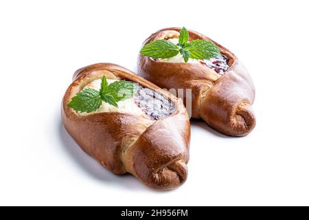 Frisch gebackenes Brötchen mit Quark und Erdbeermarmelade isoliert auf Weiß Stockfoto