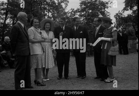 Warszawa, 1947-07-22. 22 lipca - Œwiêto Odrodzenia Polski. Przyjêcie w gmachu Prezydium Rady Ministrów (d. pa³ac Namiestnikowski) przy Krakowskim Przedmieœciu. NZ. Uczestnicy przyjêcia na ty³ach pa³acu. bk/pp PAP/Stanis³aw D¹browiecki Warschau, 22. Juli 1947 (Nationalfeiertag). Empfang am Nationalfeiertag im Regierungsgebäude in der Krakowskie Przedmiescie Avenue. Im Bild: Im Garten. bk/pp PAP Stockfoto