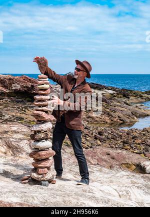 James Craig Page, Stone Stacker und Organisator der European Stone Stacking Championship, kreiert Steinskulpturen, Dunbar, East Lothian, Schottland, Großbritannien Stockfoto