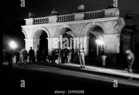 Warszawa, 1947-07-22. Plac Zwyciêstwa. Wieczorny capstrzyk z okazji Œwiêta Odrodzenia Polski. Nz. Grób Nieznanego ¯o³nierza. bk/ak PAP Warschau, 22. Juli 1947. Zwyciestwa Platz. Fackelzug anlässlich des polnischen Geburtstages. Im Bild: Grab des unbekannten Soldaten. bk/ak PAP Stockfoto