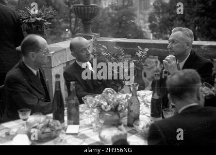 Warszawa, 1947-07-22. 22 lipca - Œwiêto Odrodzenia Polski. Przyjêcie w gmachu Prezydium Rady Ministrów (d. pa³ac Namiestnikowski) przy Krakowskim Przedmieœciu. NZ. Uczestnicy przyjêcia na ty³ach pa³acu. bk/pp PAP/Stanis³aw D¹browiecki Warschau, 22. Juli 1947 (Nationalfeiertag). Empfang am Nationalfeiertag im Regierungsgebäude in der Krakowskie Przedmiescie Avenue. Im Bild: Im Garten. bk/pp PAP Stockfoto