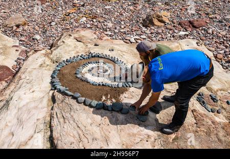 Die Landkünstler Mark Haden Ford und Jon Foreman kreieren Steinkunstskulpturen, European Stone Stacking Championship, Dunbar, East Lothian, Schottland, Großbritannien Stockfoto