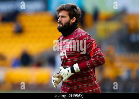 Wolverhampton, Großbritannien. 04th Dez 2021. 4th. Dezember 2021; Molineux Stadium, Wolverhampton, West Midlands, England; Premier League Football, Wolverhampton Wanderers gegen Liverpool; Alisson von Liverpool während des Vorspiels Kredit: Action Plus Sports Images/Alamy Live News Stockfoto