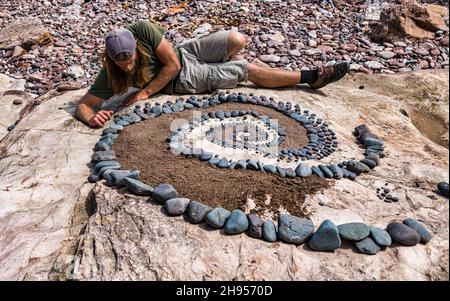 Der Landkünstler Jon Foreman kreiert eine Stein- und Sandkunstskulptur, European Stone Stacking Championship, Dunbar, East Lothian, Schottland, Großbritannien Stockfoto