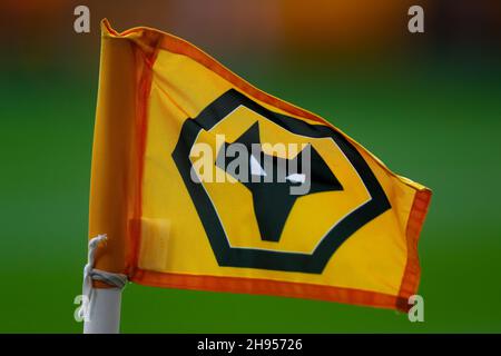 Wolverhampton, Großbritannien. 04th Dez 2021. 4th. Dezember 2021; Molineux Stadium, Wolverhampton, West Midlands, England; Premier League Football, Wolverhampton Wanderers gegen Liverpool; Eckflagge bei Molineux vor dem Anpfiff Credit: Action Plus Sports Images/Alamy Live News Stockfoto