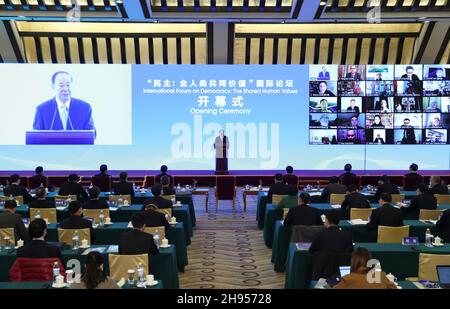 Peking, China. 4th Dez 2021. Huang Kunming, Mitglied des Politbüros des Zentralkomitees der Kommunistischen Partei Chinas (KPCh) und Leiter der Abteilung für Öffentlichkeitsarbeit des Zentralkomitees der KPCh, nimmt an der Eröffnungszeremonie des Internationalen Forums für Demokratie Teil: Die gemeinsamen menschlichen Werte und hält eine Rede in Peking, der Hauptstadt Chinas, am 4. Dezember 2021. Quelle: Ding Haitao/Xinhua/Alamy Live News Stockfoto