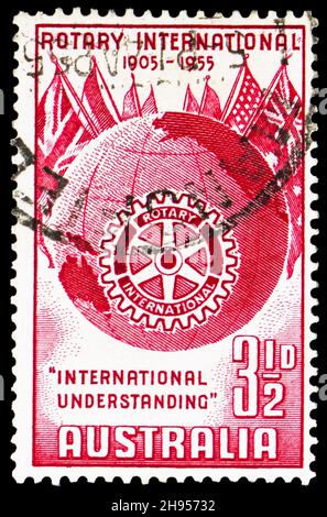 MOSKAU, RUSSLAND - 24. OKTOBER 2021: In Australien gedruckte Briefmarke zum 50th-jährigen Jubiläum von Rotary International, Serie, um 1955 Stockfoto