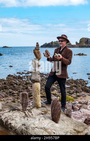 James Craig Page, Stone Stacker und Organisator der European Stone Stacking Championship, kreiert Steinskulpturen, Dunbar, East Lothian, Schottland, Großbritannien Stockfoto