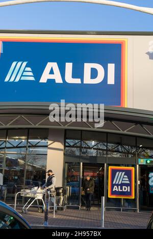 Orpington, London, UK 04. Dezember 2021: Aldi eröffnete am 2nd. Dezember seinen neuesten Laden im Springvale Retail Park in Orpington, dem ersten Aldi, der in und um Orpington eröffnet wurde. Quelle: Xiu Bao/Alamy Live News Stockfoto