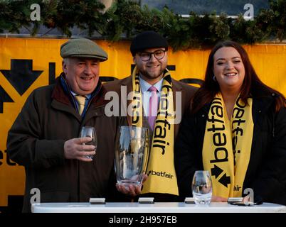 Trainer Paul Nicholls (links) feiert, dass Highland Hunter mit Jockey Harry Cobden beim Betfair Tingle Creek Festival auf der Sandown Park Racecourse, Esher, die National Handicap Chase der Betfair Exchange London gewonnen hat. Bilddatum: Samstag, 4. Dezember 2021. Stockfoto