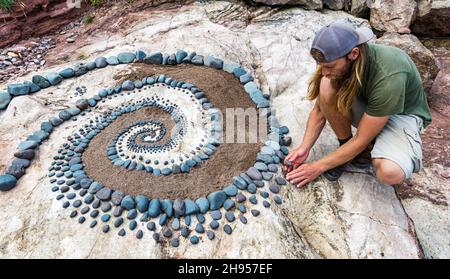 Der Landkünstler Jon Foreman kreiert eine Stein- und Sandkunstskulptur, European Stone Stacking Championship, Dunbar, East Lothian, Schottland, Großbritannien Stockfoto