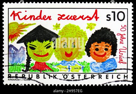 MOSKAU, RUSSLAND - 24. OKTOBER 2021: In Österreich gedruckte Briefmarke zum 50th. Jahrestag von UNICEF, um 1996 Stockfoto