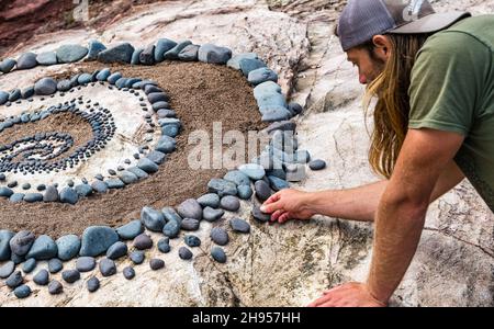 Der Landkünstler Jon Foreman kreiert eine Stein- und Sandkunstskulptur, European Stone Stacking Championship, Dunbar, East Lothian, Schottland, Großbritannien Stockfoto