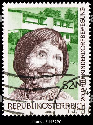 MOSKAU, RUSSLAND - 24. OKTOBER 2021: Briefmarke gedruckt in Österreich gewidmet 20 Jahren Kinderdorf in Österreich, um 1969 Stockfoto