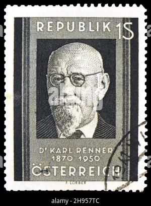 MOSKAU, RUSSLAND - 24. OKTOBER 2021: Die in Österreich gedruckte Briefmarke zeigt Karl Renner (1870-1950), Bundespräsident, um 1951 Stockfoto