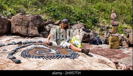 Der Landkünstler Jon Foreman kreiert eine Stein- und Sandkunstskulptur, European Stone Stacking Championship, Dunbar, East Lothian, Schottland, Großbritannien Stockfoto