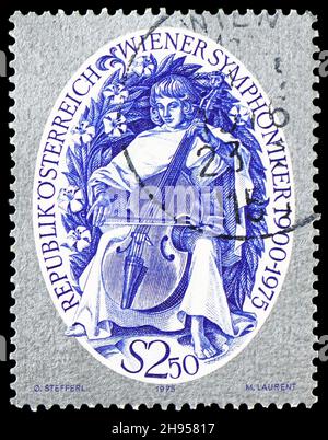MOSKAU, RUSSLAND - 24. OKTOBER 2021: Briefmarke gedruckt in Österreich zeigt Wiener Symphonieorchester, 75th Jahre, um 1975 Stockfoto