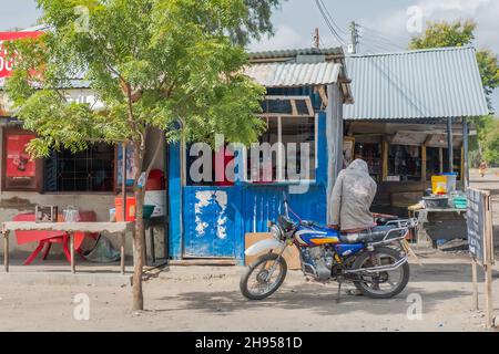 TANSANIA, AFRIKA - 6. März 2016: Straßenmarkt auf dem Weg zum Serengeti Nationalpark in Tansania Stockfoto