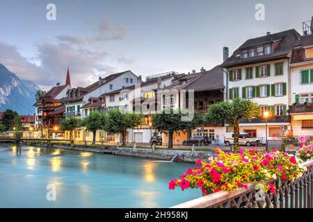 Abendliche stimmungsvolle Szene entlang der Aare zwischen Interlaken und Unterseen im Kanton Bern, Schweiz. Stockfoto