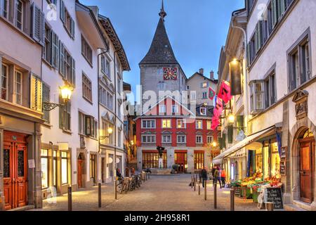 Nachtszene an der Seilergraben Straße im Neumarkt der Altstadt von Zürich, Schweiz. Grimmenturm, dominiert den Scen Stockfoto