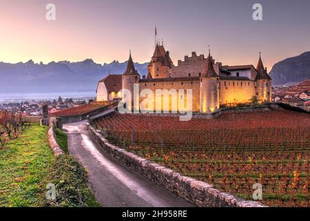 Chateau d'Aigle liegt inmitten weltberühmter Weinberge, die den Eingang zum Rhonetal an der Grenze zwischen Kanton Waadt und Wallis in der Schweiz bewachen Stockfoto