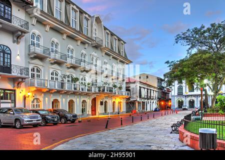 Historisches Hotel Central gegenüber der Plaza de la Independencia in Casco Antiguo, Panama bei Sonnenuntergang. Stockfoto