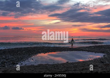 Ziel für Surfer, Playa Dominical in Costa Rica ist ein felsiger Strand meist durch ausländische Surfer abgerechnet. Stockfoto