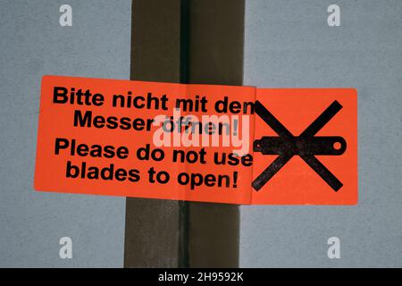 Aufkleber, bitte keine Klingen zum Öffnen verwenden, Berlin, Deutschland Stockfoto