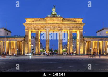 Brandenburger Tor in Berlin, Deutschland bei Nacht. Stockfoto