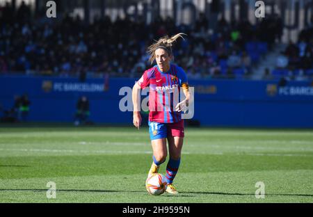 Barcelona, Spanien. 04th Dez 2021. BARCELONA, SPANIEN - 4. DEZEMBER: Spieler von Barcelona Alexia Putellas #11 fährt den Ball während eines Spiels zwischen Barcelona und dem Athletic Club im Rahmen der La Liga Iberdrola im Estadi Johan Cruyff am 4. Dezember 2021 in Katalonien, Barcelona, Spanien. (Foto von Sara Aribó/PxImages) Credit: Px Images/Alamy Live News Stockfoto