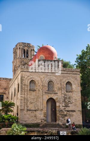 Blick auf die Kirche San Cataldo mit den charakteristischen roten Kuppeln in Palermo Stockfoto