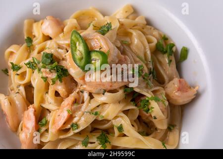 Italienische Pasta mit Garnelen, Chili und Grüns. Italienisches Essen Stockfoto