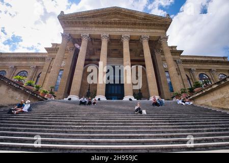 Blick auf die Fassade des Massimo-Theaters in Palermo Stockfoto