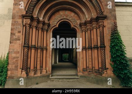 Potsdam, Brandenburg, Deutschland 2021 Hof, Glockenturm und Friedenskirche im Sanssouci-Park. Hochwertige Fotos Stockfoto