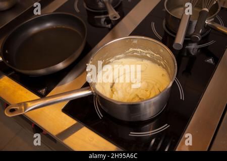 Nahaufnahme von oben Aufnahme von Kartoffelpüree in einem kochenden Topf auf dem Herd Stockfoto