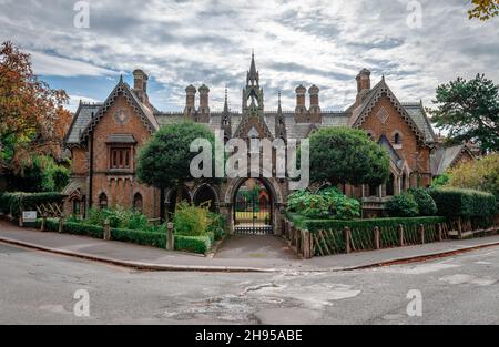 The Holly Village, eine einzigartige Gruppe von Cottages in Highgate, London, wurde 1865 vom Architekten Henry Darbishire für Baroness Angela Burdett-Coutts erstellt. Stockfoto