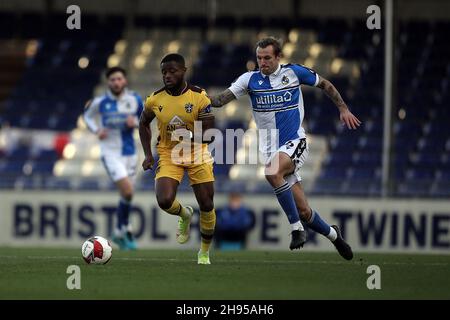 Bristol, Großbritannien. 04th Dez 2021. David Ajiboye von Sutton United beim Spiel der FA Cup 2nd-Runde zwischen Bristol Rovers und Sutton United am 4. Dezember 2021 im Memorial Stadium, Bristol, England. Foto von Dave Peters/Prime Media Images. Quelle: Prime Media Images/Alamy Live News Stockfoto