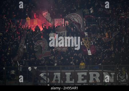 Mailand, Italien. 04. Dezember 2021. Fans der US Salernitana zeigen ihre Unterstützung beim Fußballspiel Serie A zwischen AC Mailand und US Salernitana. Kredit: Nicolò Campo/Alamy Live Nachrichten Stockfoto