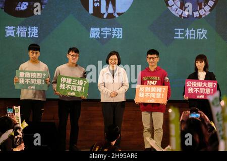 Taipeh, Taiwan. 04th Dez 2021. Tsai ing-wen (C), taiwanesischer Präsident, posiert als Bild mit Anhängern, die Plakate halten, während der Veranstaltung der Demokratischen Fortschrittspartei, um das bevorstehende Referendum zu fördern, das am 18 2021. Dezember stattfinden wird. (Foto von Walid Berrazeg/SOPA Images/Sipa USA) Quelle: SIPA USA/Alamy Live News Stockfoto